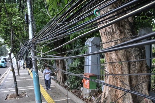 Kabel Semrawut Imbas Proyek Revitalisasi Trotoar Ancam Keselamatan Warga