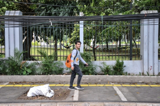 Kabel Semrawut Imbas Proyek Revitalisasi Trotoar Ancam Keselamatan Warga