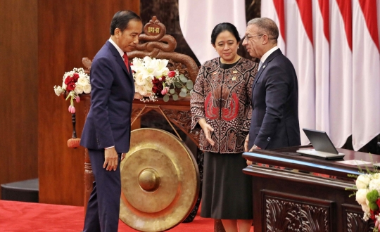 Didampingi Presiden IPU dan Puan, Jokowi Buka Pertemuan P20 dengan Pukul Gong