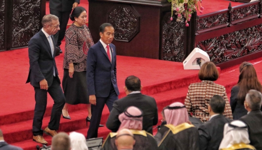 Didampingi Presiden IPU dan Puan, Jokowi Buka Pertemuan P20 dengan Pukul Gong