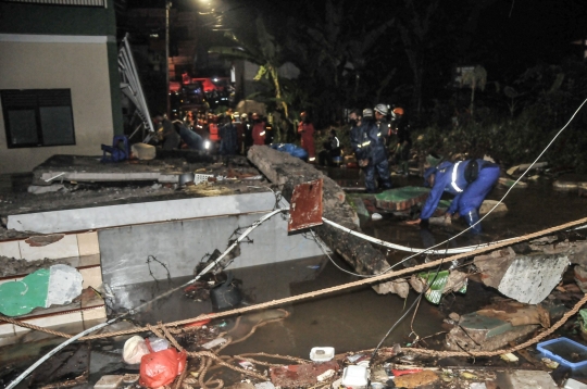 Porak-Poranda MTsN 19 Roboh Diterjang Banjir, 3 Siswa Tewas