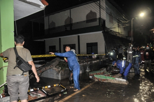 Porak-Poranda MTsN 19 Roboh Diterjang Banjir, 3 Siswa Tewas