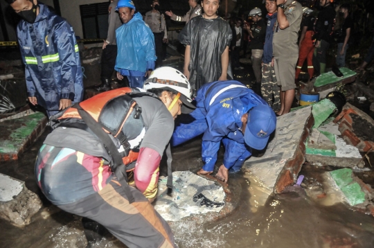 Porak-Poranda MTsN 19 Roboh Diterjang Banjir, 3 Siswa Tewas
