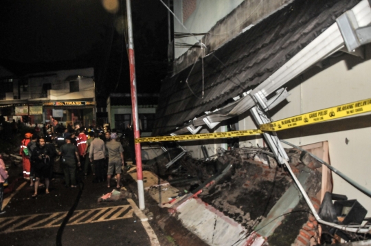 Porak-Poranda MTsN 19 Roboh Diterjang Banjir, 3 Siswa Tewas