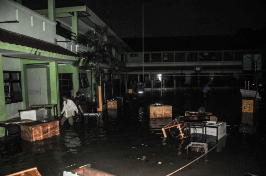 Porak-Poranda MTsN 19 Roboh Diterjang Banjir, 3 Siswa Tewas