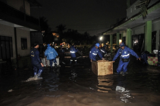 Porak-Poranda MTsN 19 Roboh Diterjang Banjir, 3 Siswa Tewas