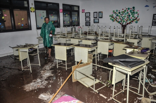 Porak-Poranda MTsN 19 Roboh Diterjang Banjir, 3 Siswa Tewas