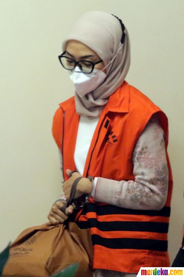 Pegawai Negeri Sipil (PNS) pada Kepaniteraan Mahkamah Agung (MA), Desy Yustria usai menjalani pemeriksaan lanjutan di Gedung Merah Putih KPK, Jakarta, Kamis (6/10/2022).
