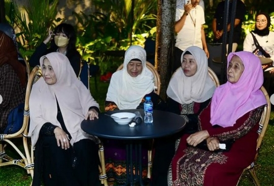 Potret Ulang Tahun Istri Mantan Panglima TNI, Momen Suapi Sang Suami Bikin Baper