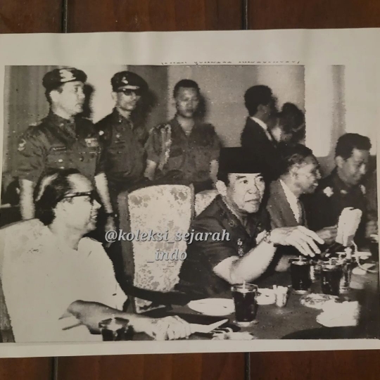 Foto Kelam Pemakaman Para Jenderal Korban G30S & Penampilan Publik Pertama Bung Karno