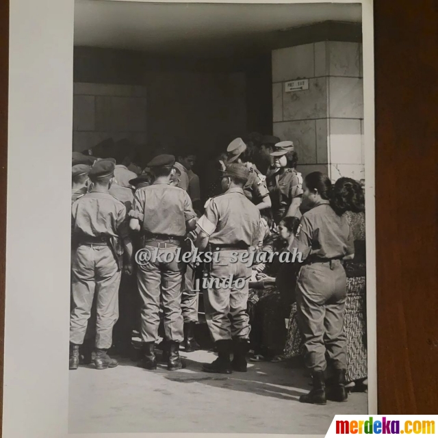 Foto ini memperlihatkan para pejabat militer memberikan penghormatan terakhir kepada para Jenderal yang terbunuh.