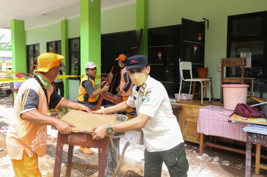 Guru dan Petugas Berjibaku Bersihkan MTsN 19 Usai Banjir dan Tembok Roboh