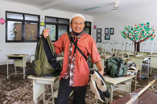 Guru dan Petugas Berjibaku Bersihkan MTsN 19 Usai Banjir dan Tembok Roboh