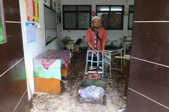 Guru dan Petugas Berjibaku Bersihkan MTsN 19 Usai Banjir dan Tembok Roboh