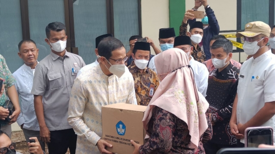 Aksi Sigap Menteri Nadiem Tengok Bencana Tembok Jebol MTsN 19 Jakarta