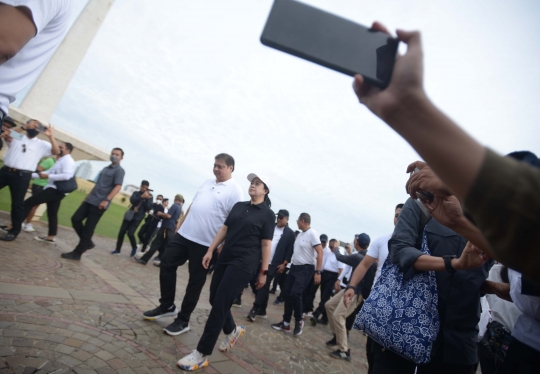 Keakraban Puan dan Airlangga Jalan Pagi Bareng di Monas