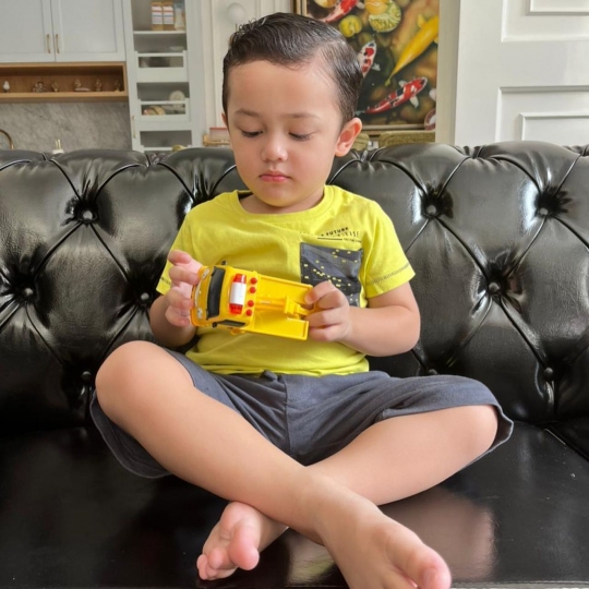 5 Potret Saka Anak Ussy Kini Menginjak 2 Tahun, Netizen 'Tolong Ganteng Banget'