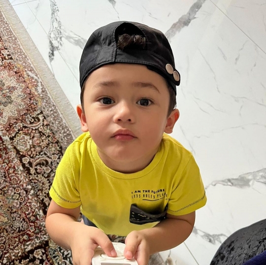 5 Potret Saka Anak Ussy Kini Menginjak 2 Tahun, Netizen 'Tolong Ganteng Banget'