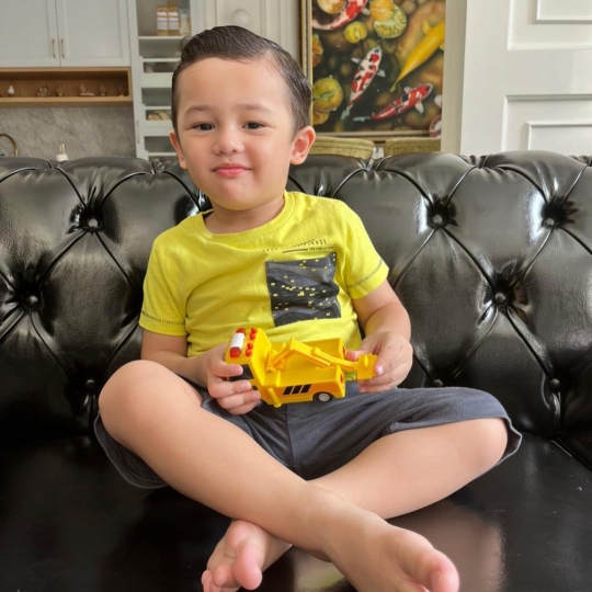 5 Potret Saka Anak Ussy Kini Menginjak 2 Tahun, Netizen 'Tolong Ganteng Banget'