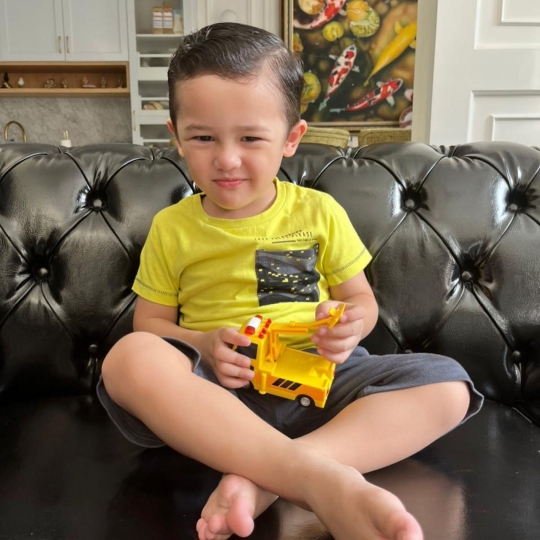 5 Potret Saka Anak Ussy Kini Menginjak 2 Tahun, Netizen 'Tolong Ganteng Banget'
