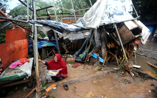 Hujan Es dan Angin Kencang Sebabkan Pohon Tumbang di Depok