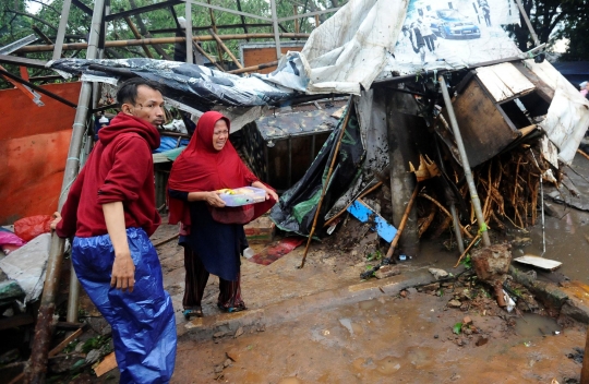 Hujan Es dan Angin Kencang Sebabkan Pohon Tumbang di Depok