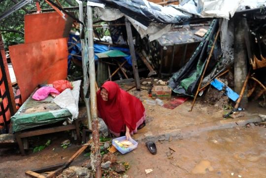 Hujan Es dan Angin Kencang Sebabkan Pohon Tumbang di Depok