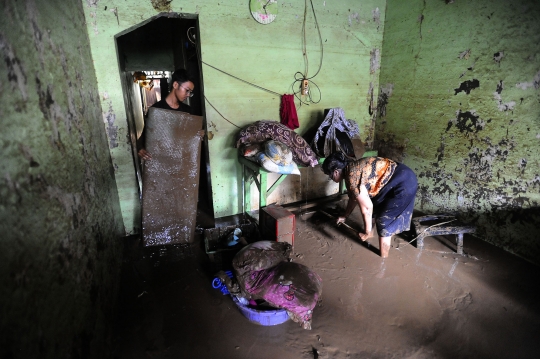 Warga Pejaten Timur Mulai Bersihkan Rumah usai Terendam Banjir 3 Meter