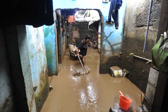 Warga Pejaten Timur Mulai Bersihkan Rumah usai Terendam Banjir 3 Meter