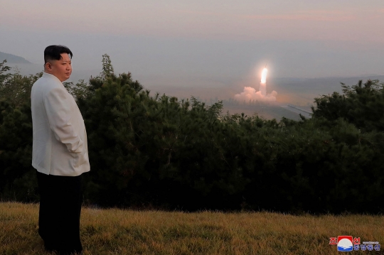 Kesibukan Kim Jong-un Pantau Uji Coba Rudal untuk Serang Korsel