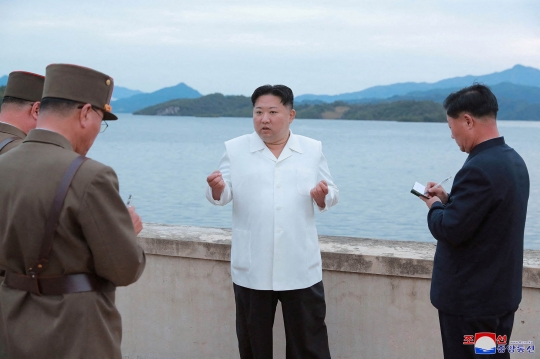 Kesibukan Kim Jong-un Pantau Uji Coba Rudal untuk Serang Korsel