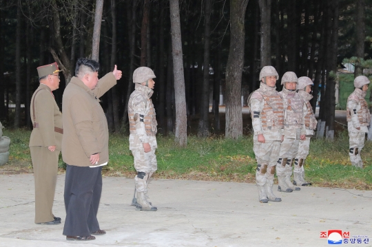 Kesibukan Kim Jong-un Pantau Uji Coba Rudal untuk Serang Korsel