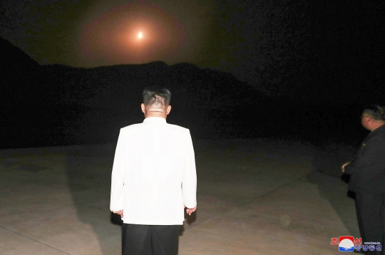 Kesibukan Kim Jong-un Pantau Uji Coba Rudal untuk Serang Korsel