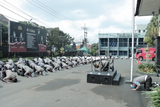 Polisi Sujud untuk Korban Tragedi Stadion Kanjuruhan