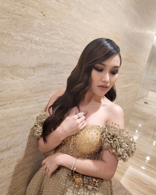 Deretan Foto Cantik Ayu Ting Ting Bergaun Cokelat, Pesonanya Disebut Bak Bidadari