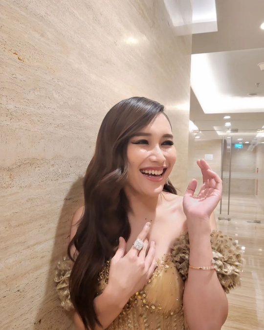 Deretan Foto Cantik Ayu Ting Ting Bergaun Cokelat, Pesonanya Disebut Bak Bidadari