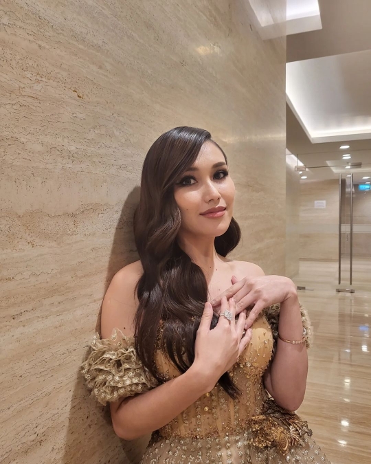 Deretan Foto Cantik Ayu Ting Ting Bergaun Cokelat, Pesonanya Disebut Bak Bidadari