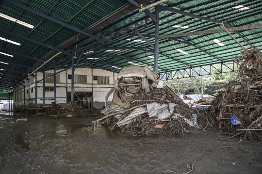 Kondisi Pabrik Perakitan Mobil di Venezuela Diterjang Banjir Bandang