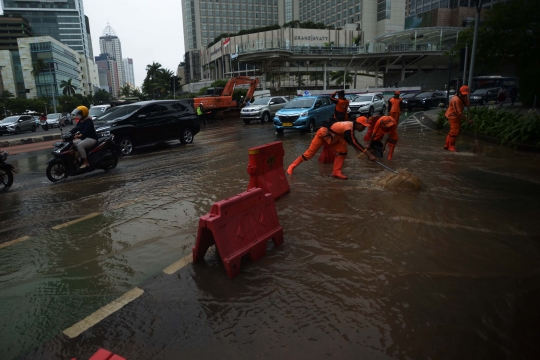 Kawasan Bundaran HI Tergenang Akibat Pipa Air Bocor