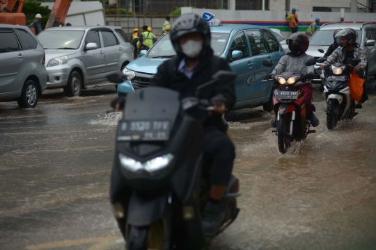 Kawasan Bundaran HI Tergenang Akibat Pipa Air Bocor