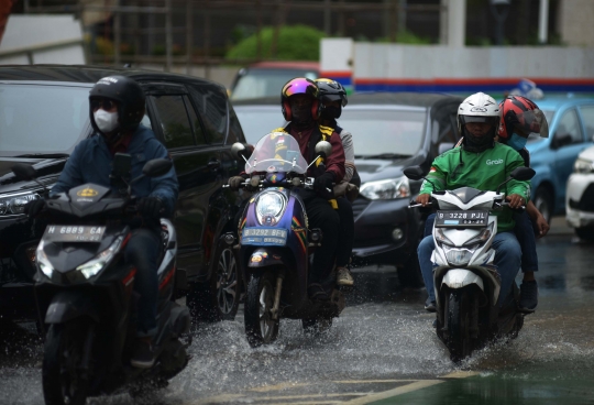 Kawasan Bundaran HI Tergenang Akibat Pipa Air Bocor