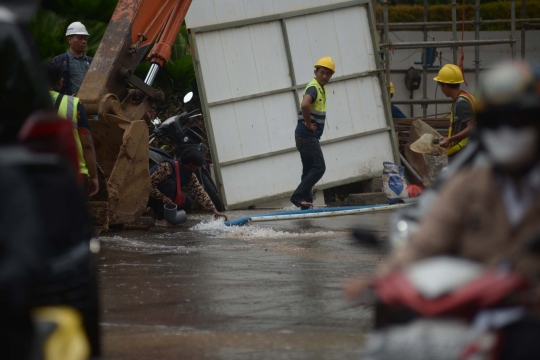 Kawasan Bundaran HI Tergenang Akibat Pipa Air Bocor