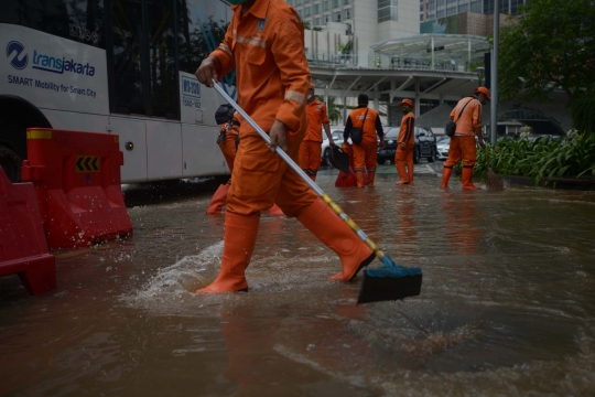 Kawasan Bundaran HI Tergenang Akibat Pipa Air Bocor