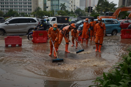 Kawasan Bundaran HI Tergenang Akibat Pipa Air Bocor