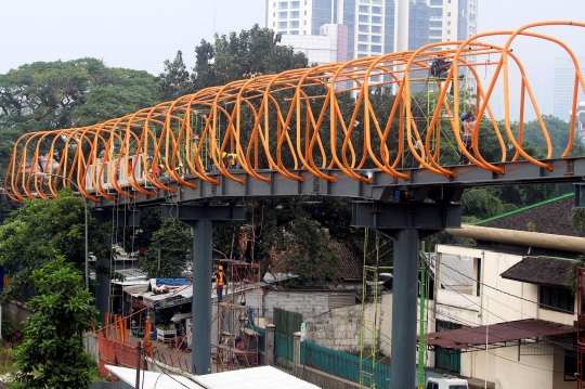 Progres Skywalk Kebayoran Lama yang Terintegrasi Halte Transjakarta-Stasiun KRL