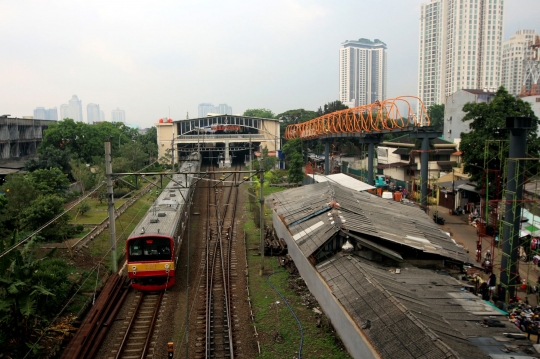 Progres Skywalk Kebayoran Lama yang Terintegrasi Halte Transjakarta-Stasiun KRL