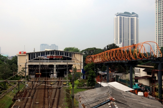 Progres Skywalk Kebayoran Lama yang Terintegrasi Halte Transjakarta-Stasiun KRL