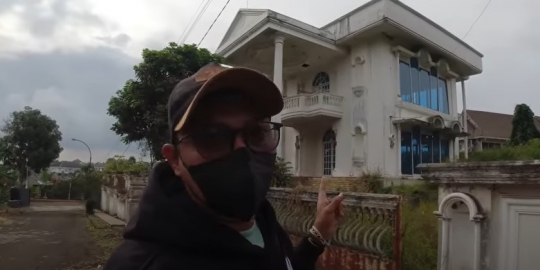 Potret 'Istana' Putih Terbengkalai Milik Orang Singapura, Dijual Rp20 Miliar