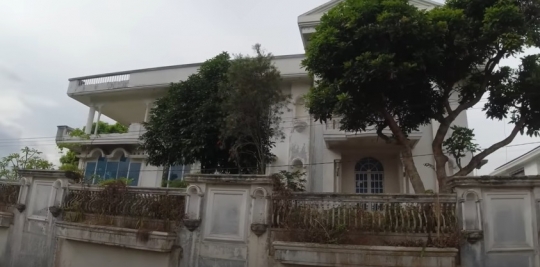 Potret 'Istana' Putih Terbengkalai Milik Orang Singapura, Dijual Rp20 Miliar