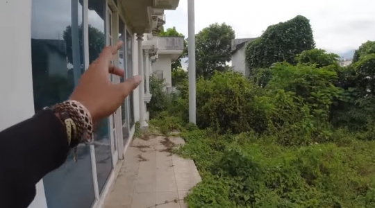 Potret 'Istana' Putih Terbengkalai Milik Orang Singapura, Dijual Rp20 Miliar